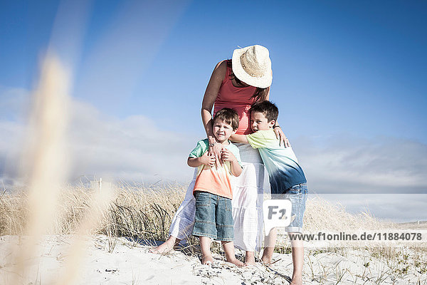 Mutter und Söhne am Strand  Kapstadt  Südafrika