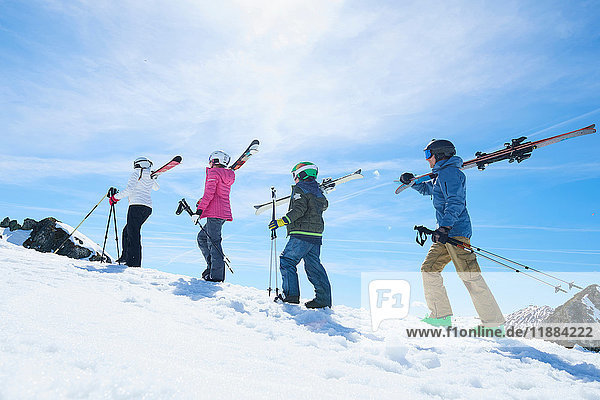 Familie im Skiurlaub  Hintertux  Tirol  Österreich