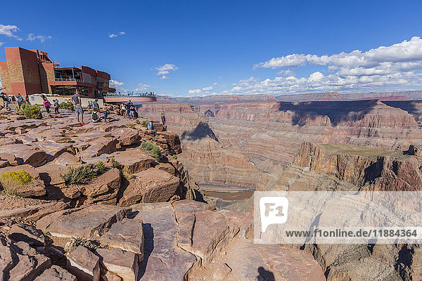 Der schöne Aussichtspunkt an der West Grand Canyon Skywalk Attraktion  eine Gruppe von Touristen genießt den Skywalk  während andere Touristen Fotos am Rande der Canyon-Felsen machen; Arizona  Vereinigte Staaten von Amerika'.