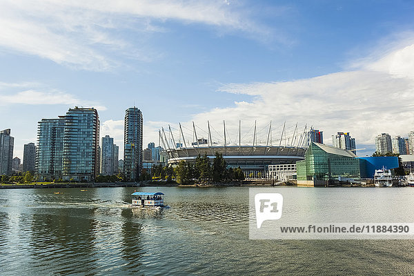 Ein kleines Pendlerboot fährt über den Meeresarm von einer Seite des Hafenviertels von Vancouver zur anderen; Vancouver  British Columbia  Kanada'.