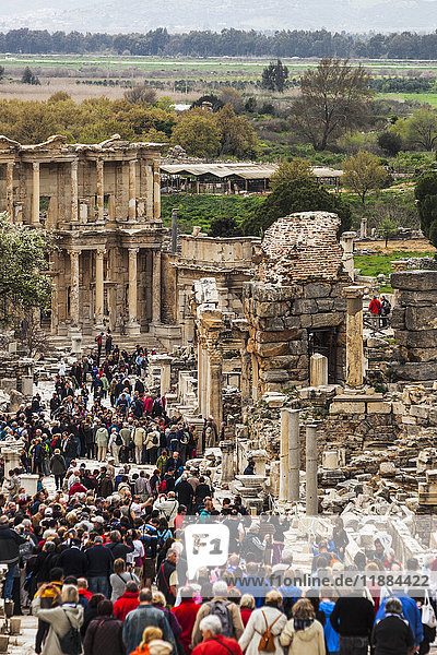 Touristen spazieren zwischen den Ruinen und der Celsus-Bibliothek; Ephesus  Izmir  Türkei'.