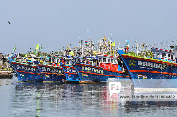 Verankerte bunte traditionelle Fischerboote; Dorf Kadappuram  Kerala  Indien'.