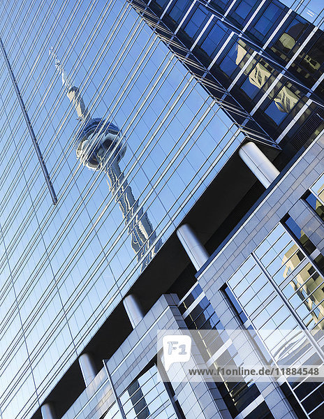 Spiegelung des CN Tower auf Gebäuden; Toronto  Ontario  Kanada'.