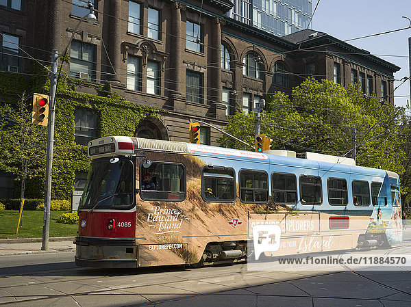 Ein Bus des Toronto Transit System  der eine Straße entlang fährt; Toronto  Ontario  Kanada'.