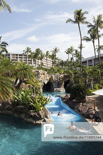 Pool mit einem Fluss und Schwimmern im Grand Wailea; Wailea  Maui  Hawaii  Vereinigte Staaten von Amerika'.