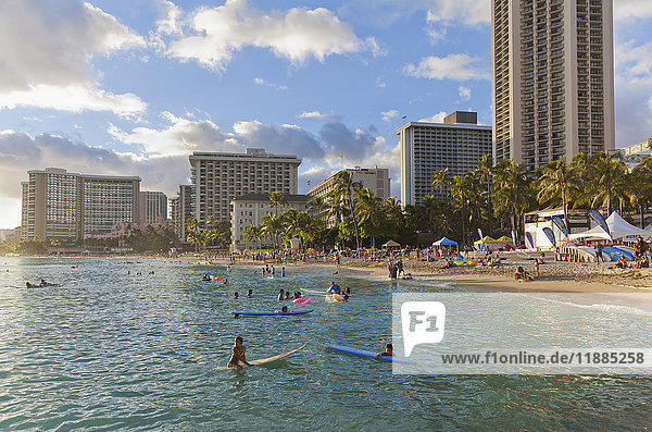 Touristen am Waikiki Beach; Honolulu  Oahu  Hawaii  Vereinigte Staaten von Amerika'.