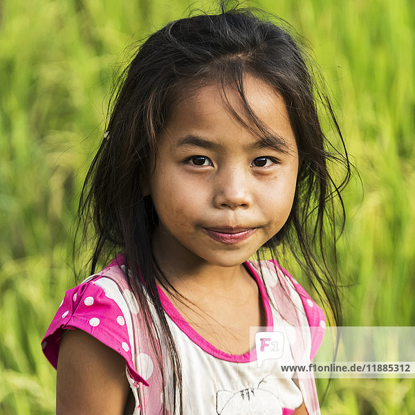 Porträt eines jungen südostasiatischen Mädchens; Provinz Luang Prabang  Laos'.