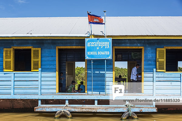 Ein blaues Haus in einem schwimmenden Dorf auf dem Tonle Sap; Kampong Phluk  Provinz Siem Reap  Kambodscha'.