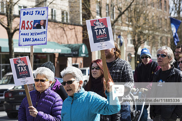 Demonstranten auf dem Protestmarsch zum Tax Day 2017; Olympia  Washington  Vereinigte Staaten von Amerika