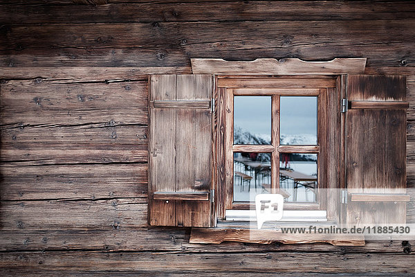 Spiegelung am Glasfenster des Blockhauses  Kufstein  Tirol  Österreich