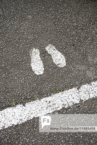 Hochwinkelansicht des weißen Schuhabdrucks durch Markierung auf der Straße  Kyoto  Japan