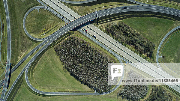Luftaufnahme von Autobahnen im Feld bei Sonnenschein  Berlin  Brandenburg  Deutschland