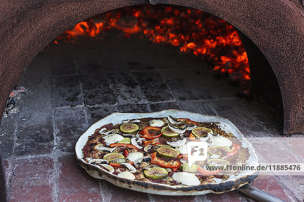 Hochwinkelansicht der Pizza im Holzofen