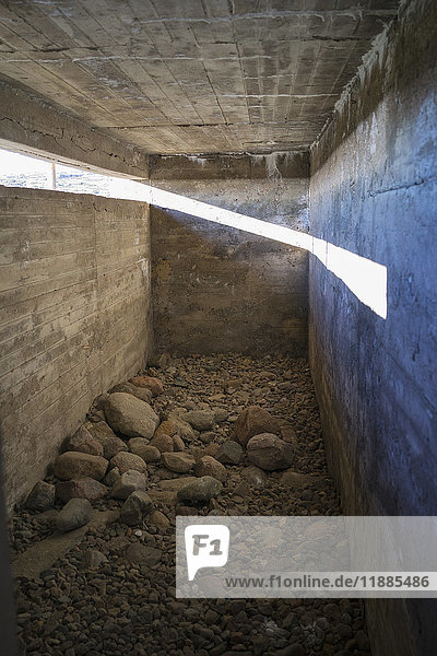 Sonneneinstrahlung durch Fenster im verlassenen Bunker