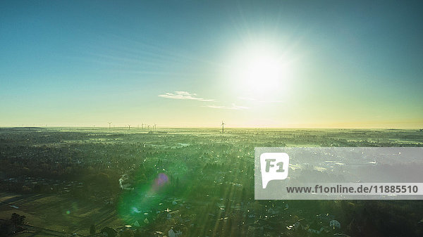Luftaufnahme von Gebäuden in der Landschaft gegen den Himmel bei Sonnenaufgang  Berlin  Brandenburg  Deutschland