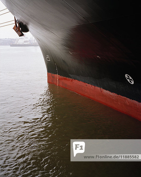 Ausschnittbild eines schwarzen Schiffes auf See