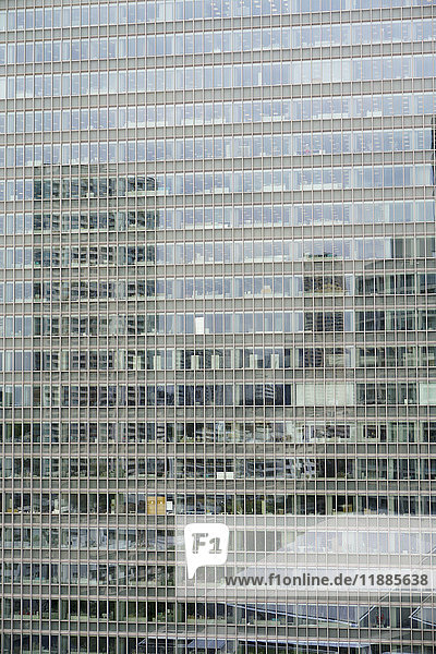 Vollbildaufnahme eines modernen Bürogebäudes mit Spiegelung