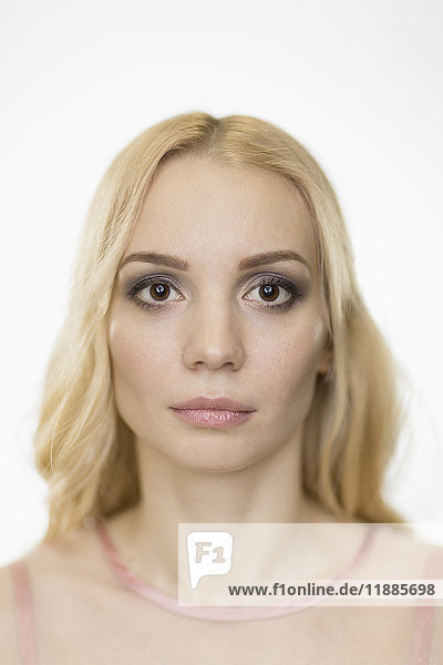 Porträt einer schönen Frau mit blonden Haaren auf weißem Hintergrund