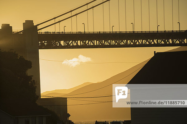 Tiefblick auf die Golden Gate Bridge in der Stadt bei Sonnenuntergang  San Francisco  Kalifornien  USA