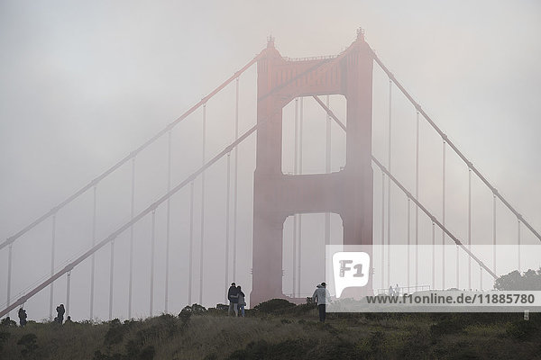 Menschen im Feld nahe der Golden Gate Bridge bei nebligem Wetter  San Francisco  Kalifornien  USA