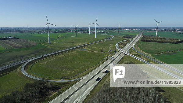 Luftaufnahme von Autobahnen und Windkraftanlagen auf dem Feld gegen den Himmel  Berlin  Brandenburg  Deutschland