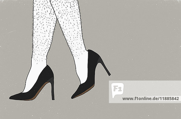 Niedriger Abschnitt des Mannes mit Stilettos vor grauem Hintergrund