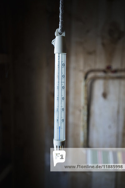 Nahaufnahme des im Lagerraum hängenden Thermometers