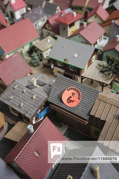 Preisschilder auf Dächern von Musterhäusern zu verkaufen