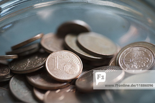 Nahaufnahme der Euro-Cent-Münzen im Glas