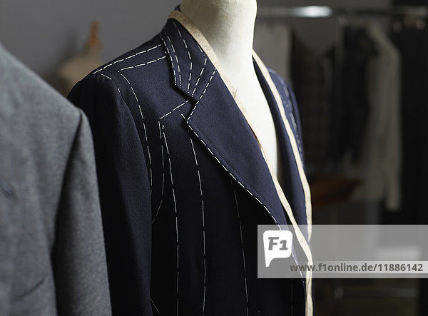 Anzugjacke am Kleidermodell im Designstudio