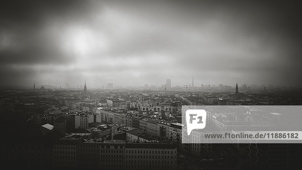 Luftaufnahme des Stadtbildes gegen den Himmel bei Sturm  Berlin  Deutschland