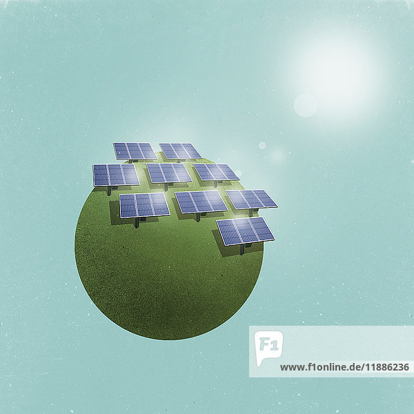 Kleines Planetenbild von Sonnenkollektoren auf dem Feld gegen den Himmel