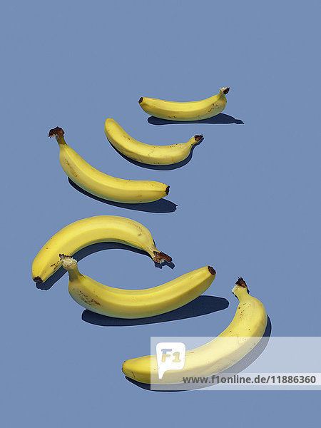 Hochwinkelansicht von Bananen auf violettem Hintergrund