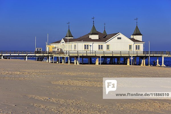 Pier Seebrücke Ahlbeck  Ostseebad Ahlbeck  Ahlbeck  Mecklenburg-Vorpommern  DeutschlandPommern  Deutschland  Europa