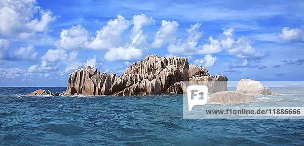 Granitfelsen vor der Insel St. Pierre  Indischer Ozean  Seychellen  Afrika