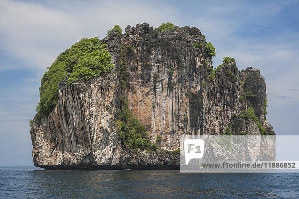 Kalksteinfelsen im Meer  Phuket  Thailand  Asien
