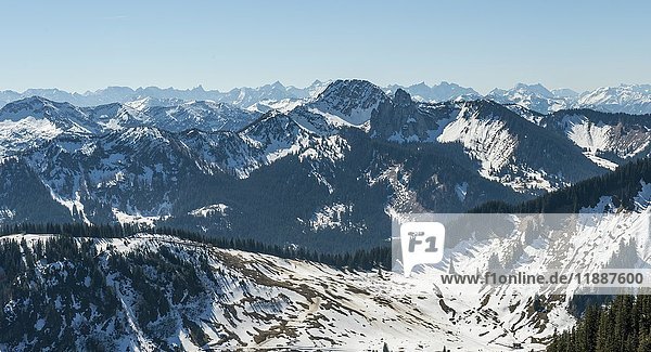 Blick vom Brecherspitz auf verschneite Voralpen  hinterer Alpenhauptkamm  Schliersee  Oberbayern  Bayern  Deutschland  Europa