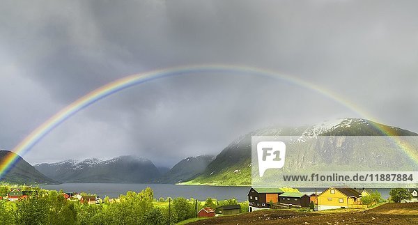 Regenbogen über dem Fjord  Erikstad  Årdal  Sogn og Fjordane  Norwegen  Europa