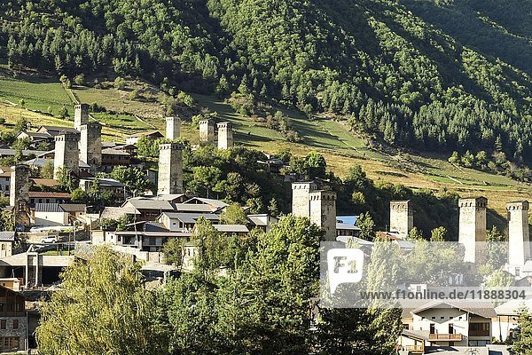 Traditionelle svanetische Türme  mittelalterliches Dorf Mestia  Region Svaneti  Georgien  Asien