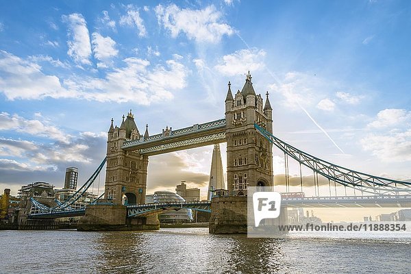 Tower Bridge über die Themse  London  England  Vereinigtes Königreich  Europa