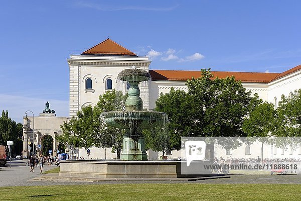 Ludwig Maximilian University and Victory Gate  Professor-Huber-Platz  Maxvorstadt  Munich  Upper Bavaria  Bavaria  Germany  Europe