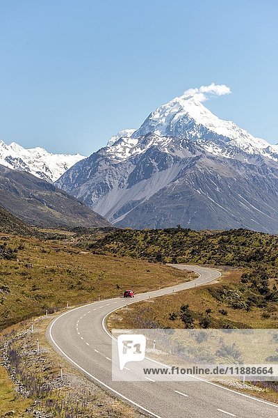 Kurvenreiche Straße mit Blick auf den Mount Cook  schneebedeckte Berge  Mount Cook National Park Südliche Alpen  Canterbury  Südinsel  Neuseeland  Ozeanien