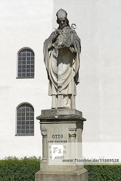 Denkmal für Otto von Freising  Bischof von Freising  Historiker  vor dem Dom St. Maria und St. Korbinian  Freising  Oberbayern  Bayern  Deutschland  Europa
