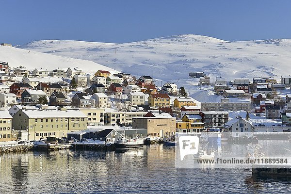 Hafen mit schneebedeckten Bergen  Honningsvåg  Insel Magerøya  Finnmark  Norwegen  Europa