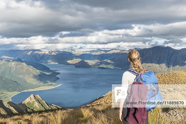 Wanderin mit Blick auf den See  Lake Hawea und Berglandschaft  Isthmus Peak  Otago  Südinsel  Neuseeland  Ozeanien