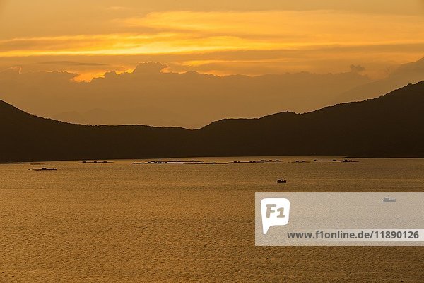 Sonnenuntergang über dem Meer  Nha Trang Bay  Hong Ong Island  Südchinesisches Meer  Vietnam  Asien