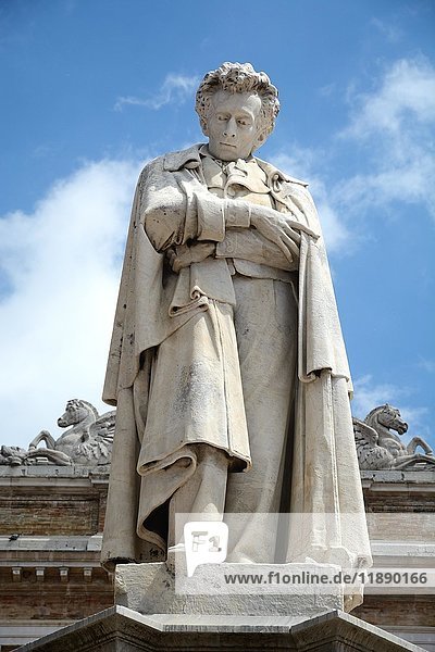 Statue des Grafen Giacomo Leopardi italienischer Dichter Essayist und Philologe auf dem Platz in seiner Heimatstadt Recanati Marche Italien Europa