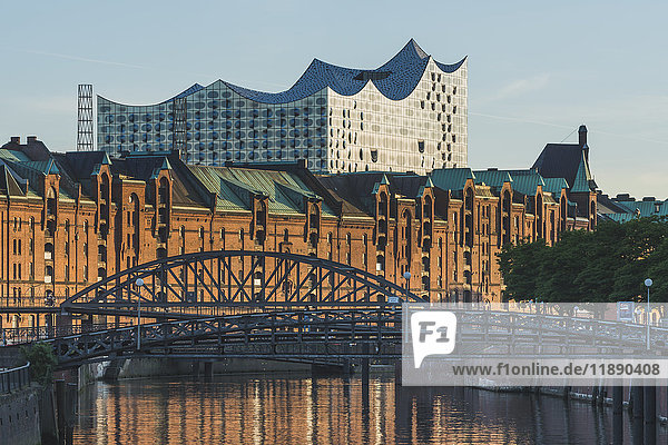 Deutschland  Hamburg  Blick auf Zollkanal und alte Speicherstadt mit Elbphilharmonie im Hintergrund