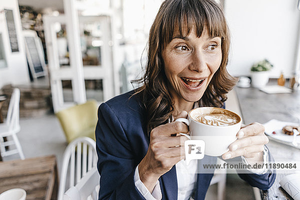 Geschäftsfrau sitzend im Café  Kaffee trinkend