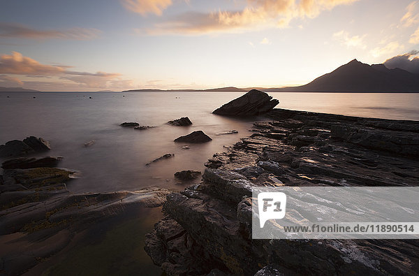 UK  Schottland  Isle of Skye  Strand von Elgol bei Sonnenuntergang
